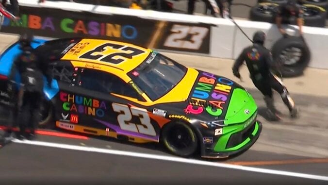 ナスカーで危機一髪…ピットから“急発進”→あわやチームスタッフを轢きかける「あぶねえ」「ギリギリ!」ファン&放送席も驚き 3枚目