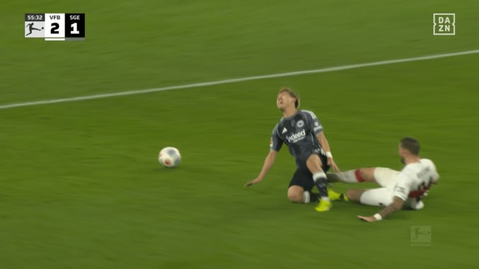 「削られた…」堂安律、“危険タックル”被害で絶叫！「痛そうすぎる」「まじ怪我だけはせんでくれ」ファン悲鳴のワンシーン 4枚目