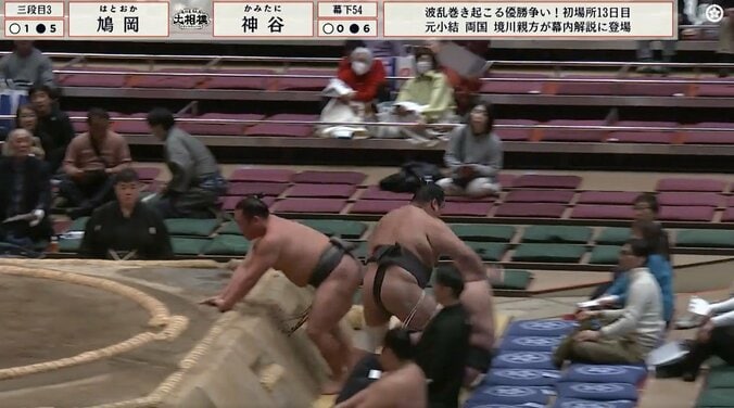 「あー」「おー」館内が“二度”騒然 取組決着でハプニング発生 力士の見事な“受け身”にも注目 2枚目