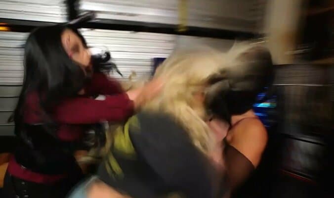 「異常に腫れてる」女子レスラー、頭部“衝突”で額に異常事態 乱入で惨劇 テレビ破壊も 3枚目