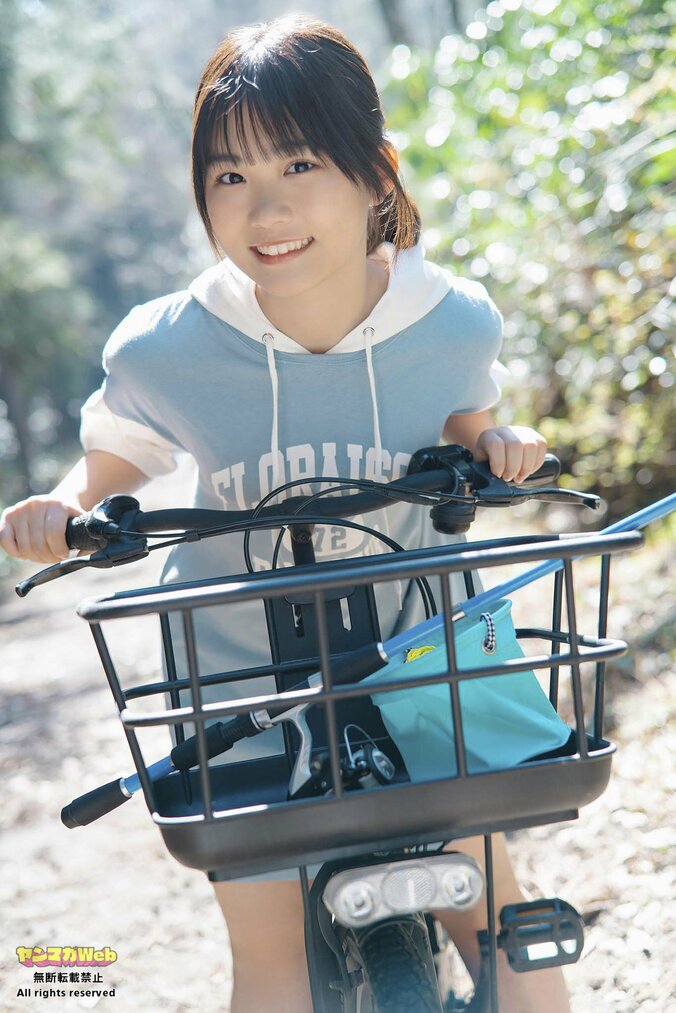 “ミスマガジン2024読者特別賞”尾茂井奏良、釣りに挑戦し天真爛漫な笑顔 ヤンマガWeb「ミスマガのアソビバ！」 2枚目