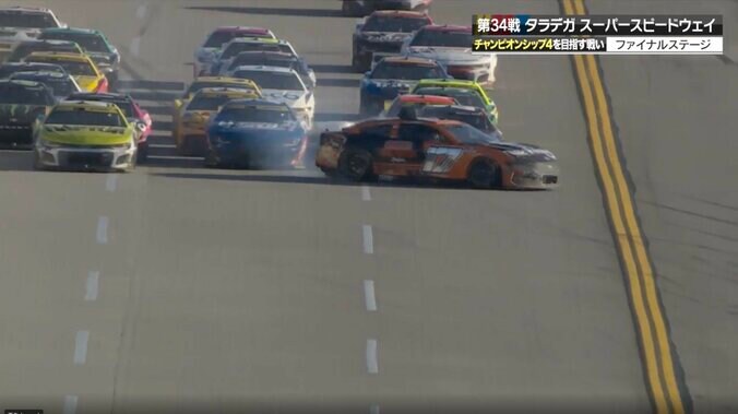 観客が総立ちで「え？なんで！？」 まさかの“2連玉突き”事故にサーキット騒然「クリアって言われたはず」ドライバーは放心、ファンも頭を抱える 3枚目