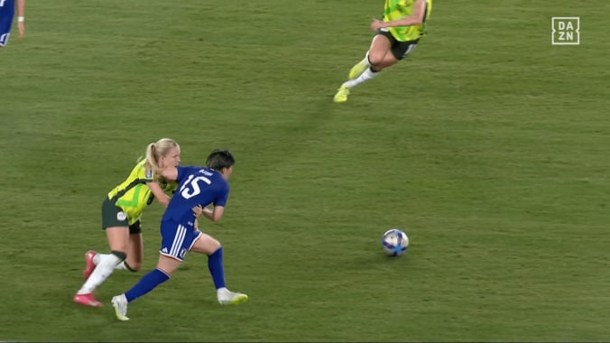 「完全に掴んでるよ！」なでしこFWが“ラグビータックル”被害…「審判さん甘すぎ」「アメフトかよ」まさかの判定にファン騒然【女子アジア杯】 3枚目