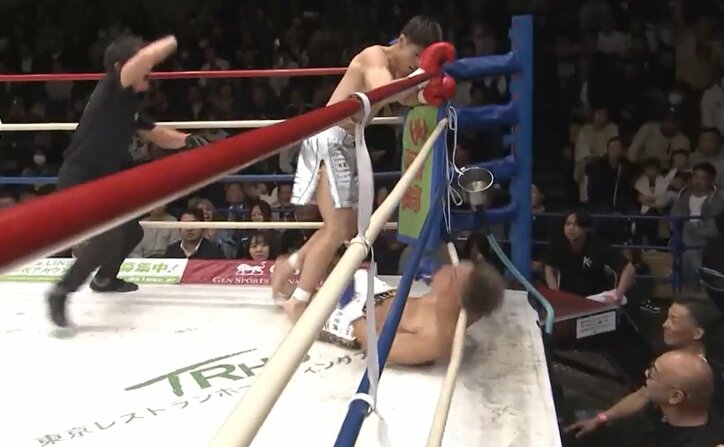 「フラフラ…足にしがみついて…大の字」の衝撃KO ジェットコースターのようなダウン合戦に騒然