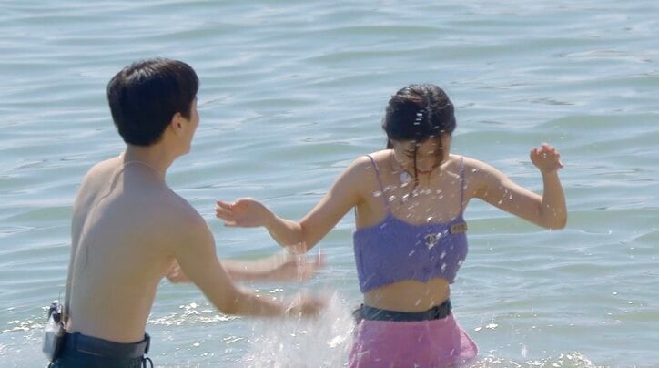スタイル抜群の韓国美女たちが海遊び!カラフルな水着姿に「セクシー」の声『恋するアプリ Love Alarm』#5