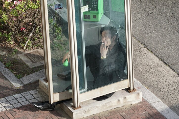 『孤狼の血』ヤクザ役で新境地!中村倫也の狂犬っぷり溢れる場面写真が解禁