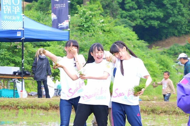 速報１位獲得から一夜、日本中の注目を集めるNGT48荻野由佳が田植え体験