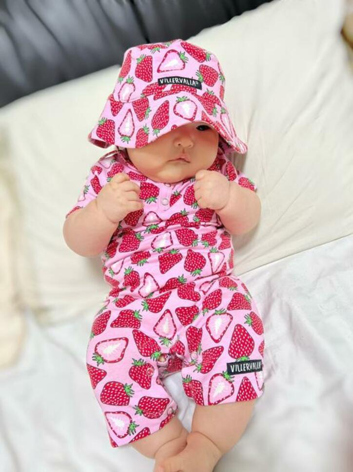  内山信二の妻、LiLiCoからのプレゼントを着用する娘の姿を公開「地元スウェーデンのお洋服」 