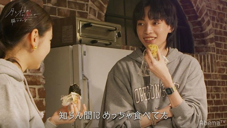 2人きりで休憩中、ルークが「今一番気になってる」と突然のプチ告白!照れて動揺するりおんは思わず…『月とオオカミちゃん』第10話