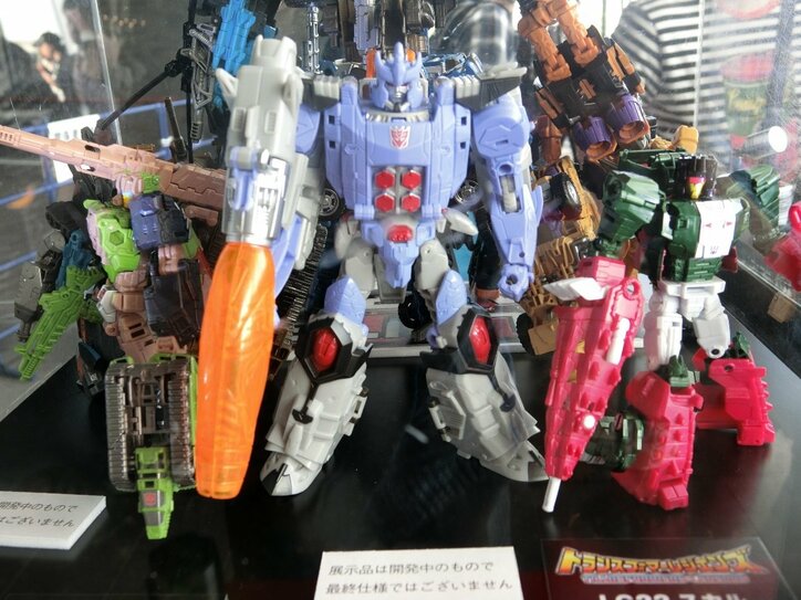 歴代コンボイが勢ぞろい 『トランスフォーマー』イベントに女性ファンも数多く来場