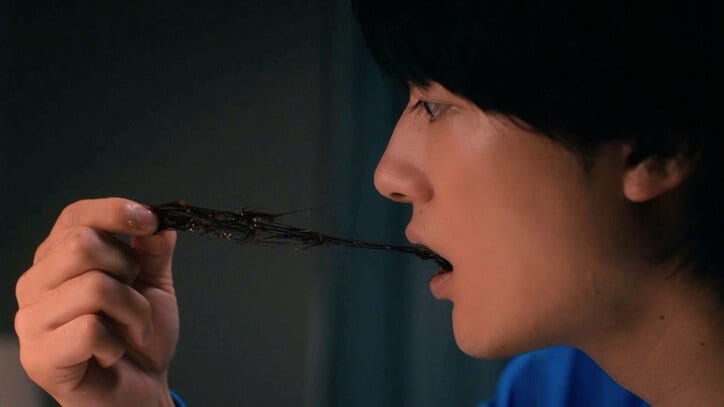 バレンタインチョコの中から大量の髪の毛…女子中学生の異常な愛情表現が怖すぎる『泥濘の食卓』