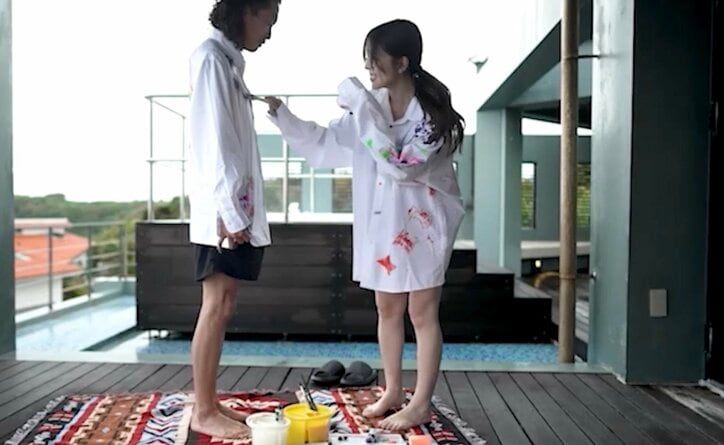 【写真・画像】32歳シンママ美女にYシャツを着せてぬりぬり…衝撃イベントに「プレイみたい！」「やってみたい」真木よう子も興味津々　2枚目