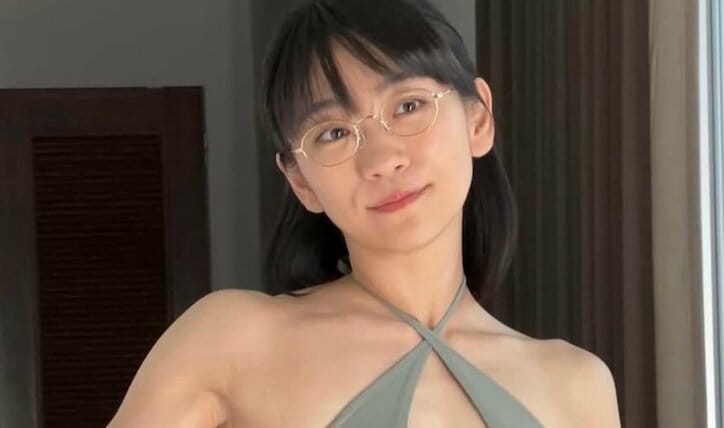 【写真・画像】10年ぶりのグラビア復帰が話題・時東ぁみ(38)、胸元大胆デザイン水着姿に驚きの声「胸のところがメガネやん」 1枚目