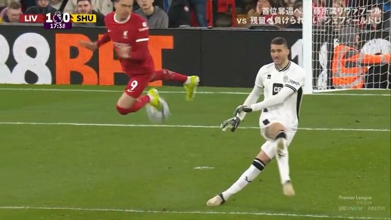 カンフーキックでゴールを割っちゃった！スタジアムも驚きの珍プレーの瞬間 ファンは騒然「なんだそれ？」「エンターテイナー」