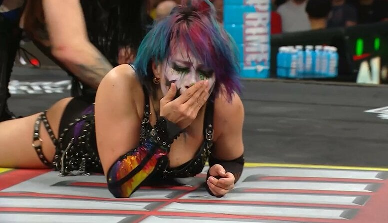 「酷いことする」「歯が…」“最恐”女子レスラー、戦慄の顔面攻撃 リングサイドの“悪女”も絶句