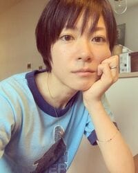 上野樹里、料理も盛りだくさん！ ヘアカット後の“頬杖ショット”に反響「お美しい」「美少年感ある」