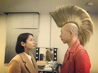 吉岡里帆、金髪”モヒカン”姿の小峠を見上げたショットを公開「なんて日だ！」