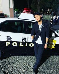 松下洸平のパトカーの前で佇む“イケメンショット”にファン歓喜「最高にカッコいい」「ポーズ決まってる～」