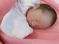 辻希美、“そっくり”な次男と三男の生後間もない写真を公開