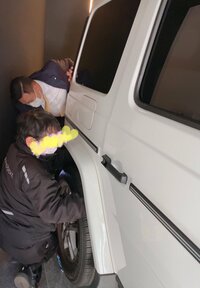 アレクサンダー『タイヤチェーン、、、取れない‼️』