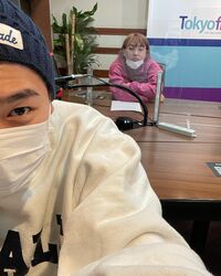 「もうちょい笑ってくれない？」小森隼、自撮りの背後には“無愛想な”ぺえ「シュールやわ」「温度差激しい」とファン爆笑