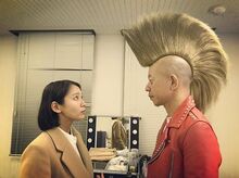 吉岡里帆 金髪 モヒカン 姿の小峠を見上げたショットを公開 なんて日だ 話題 Abema Times