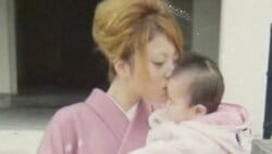 「17歳で初出産。四女を産んで退院した2日後には仕事へ」38歳でおばあちゃんになった美女、5人の娘を抱える壮絶なシンママ生活を語る