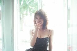 長濱ねる、黒ドレスでフルーツにかぶりつくあどけない表情 2nd写真集から先行カット第5弾