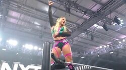 何が起きた？ “元体操”美女レスラーが「アクロバティックすぎ」…バク宙ダイブ→逆回転で“首砕き”の超大技にファン驚愕