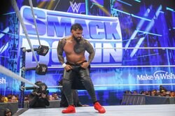 「泣ける」ベテランレスラーが初優勝を息子に捧げる“歓喜のハグ”…リングに連れ出すエモ演出にファン感動