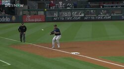 「ファー…じゃないフェア！」目の前で起こった珍事に塁審も慌てた！？ ボールがベースに当たって大きくボヨ〜ン「何いまの？」