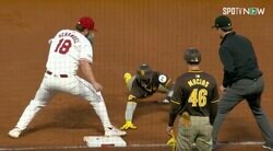 球場騒然！ 一体、何が起こった…！？ 一瞬の“指先の動き”がヤバすぎる　投手に誘い出される痛恨ミス→高速“神帰塁”→ギリギリでタッチ回避した瞬間