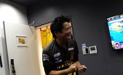 表じゃ見せない万感のガッツポーズ 勝者を迎えるTEAM雷電の控室が熱すぎる「ハギー嬉しそう！！」／麻雀・Mリーグ