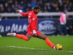 飛びすぎだろ…鈴木彩艶の“80m級ロングキック”が衝撃的！「誇張抜きでエグすぎ」「敵プレスを無力化」驚愕フィードの一部始終