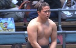 「脚、太くね？」「筋肉ヤバ」17歳小兵力士、脚の付け根がエグい太さ “意外”な極太脚に騒然