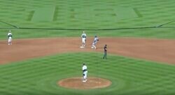 えっ、なんで？ 大谷翔平、何かやっちゃった？ 相手投手の様子がおかしい… まさかの“幻の盗塁”に球場騒然