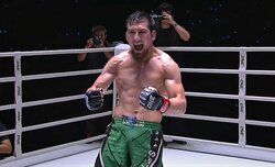 “鬼”パウンド発動！ 衝撃TKO→美しいバク宙に場内騒然！ “フィジカルお化け”の登場に「すげぇ…広背筋」解説ドン引き