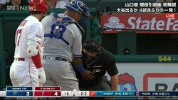 「大丈夫ですか」と大谷翔平も心配顔 打ったファウルが球審の下腹部に当たる“悶絶ボディブロー”に「審判ケア谷さん」「痛そう」