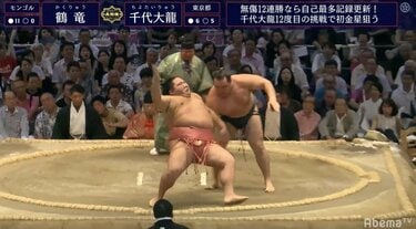 鶴竜、無傷の12連勝 鋭い裾払いで千代大龍は土俵で仰向け状態に