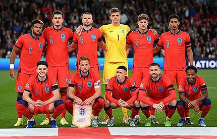 イングランド代表が集合写真を公開も、1人だけ“ぼっち”？3年ぶりに招集