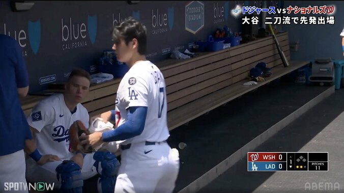 1回裏、グラブを手にする大谷