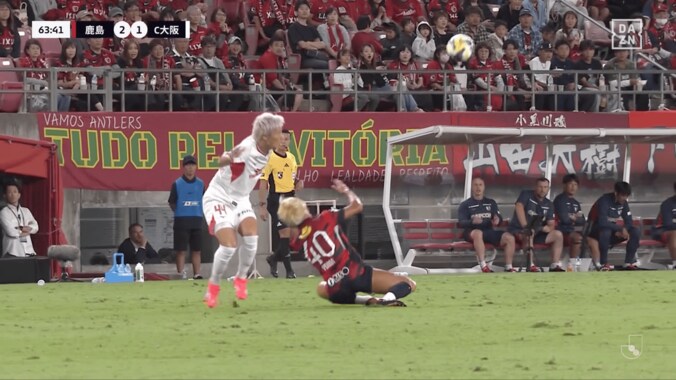 狡猾…？ 鈴木優磨の“ファウル誘発”にSNS騒然「演技かよ！」「相手からしたら死ぬほど嫌な選手」イエローカード頂戴のセレッソDFは不満顔 2枚目