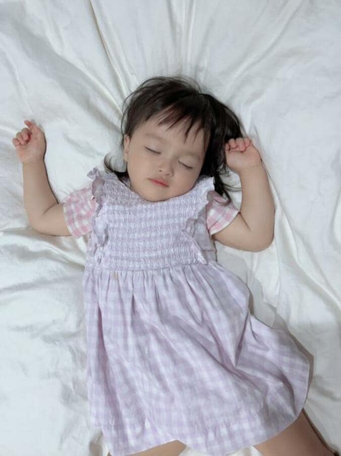  川崎希、娘の寝ている間に前髪をカットし「可愛すぎる～」  1枚目