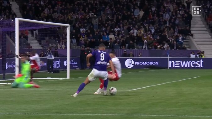 【映像】超高速膝スライディングでピッチ外にフェードアウトした瞬間