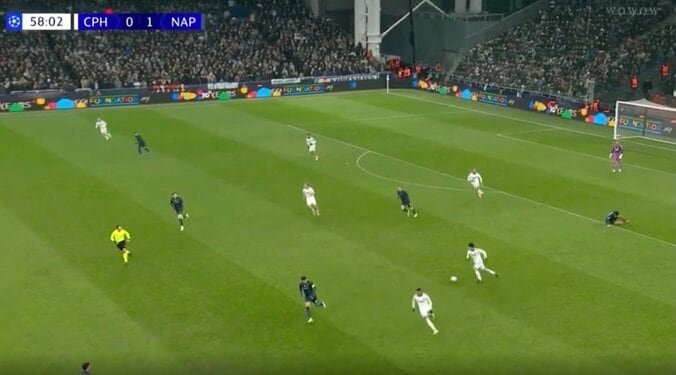 ウソでしょ…！？ 日本代表DF鈴木淳之介、目を疑う“まさかの光景”「強いな」「マジ神」約60m前進“ドリブル突破”のド迫力プレー「数的不利関係なし」 5枚目