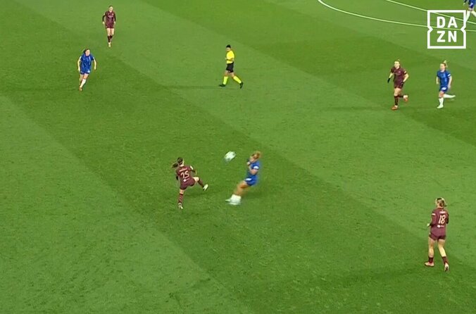 【写真・画像】天才！ マンＣ長谷川唯、“極上スルーパス”で決定機創出！「職人技」「えぐい」「絶妙」ピッチを切り裂く一撃にスタジアム大歓声【女子CL】　1枚目