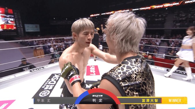 判定後、冨澤（写真右）と抱き合う平本丈（同左）