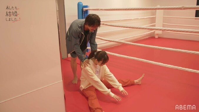 島崎遥香と佐野岳が夫婦でストレッチ！体が硬い妻の背中に優しく手を置き…『私たち結婚しました3』第1話 5枚目