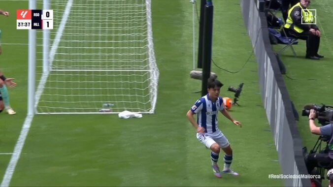 「1人だけ別次元」久保建英、相手2人を翻弄する“足裏ドリブル”が話題「なんでもありだな」超絶タッチで転がし急発進→縦に切り裂いた衝撃テクニック 2枚目