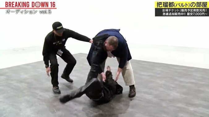 翻弄されるレオ